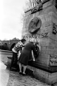 Kranslegging bij het Van Heutsz monument, Bestanddeelnr 930-5757