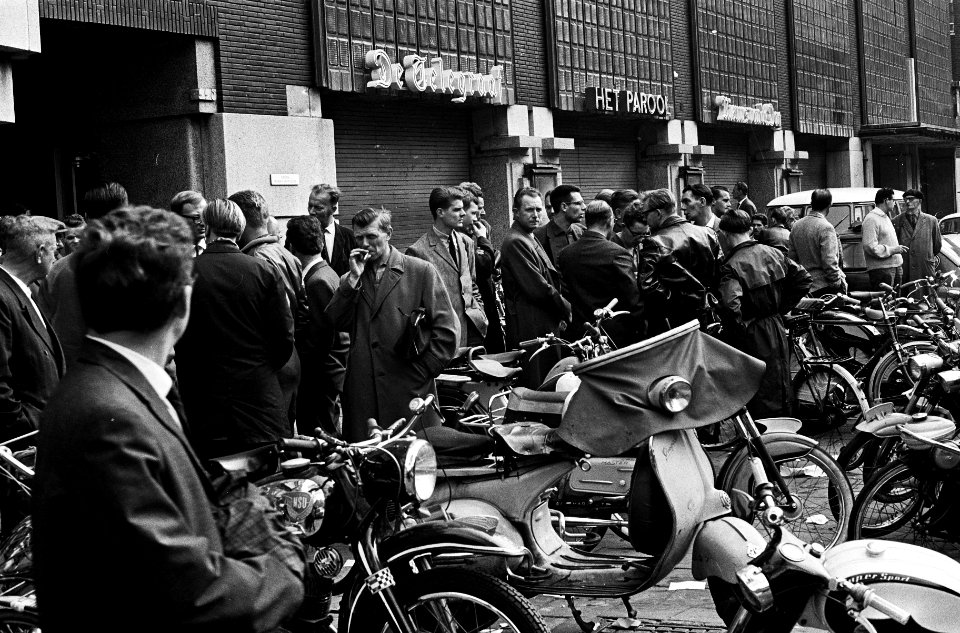 Krantenstaking in Amsterdam Een overzicht van de stakers voor gebouw Telegraaf, Bestanddeelnr 915-5471