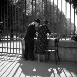 Krantenverkoopster met klant bij de hekken van de Jardin du Luxembourg, Bestanddeelnr 254-2146