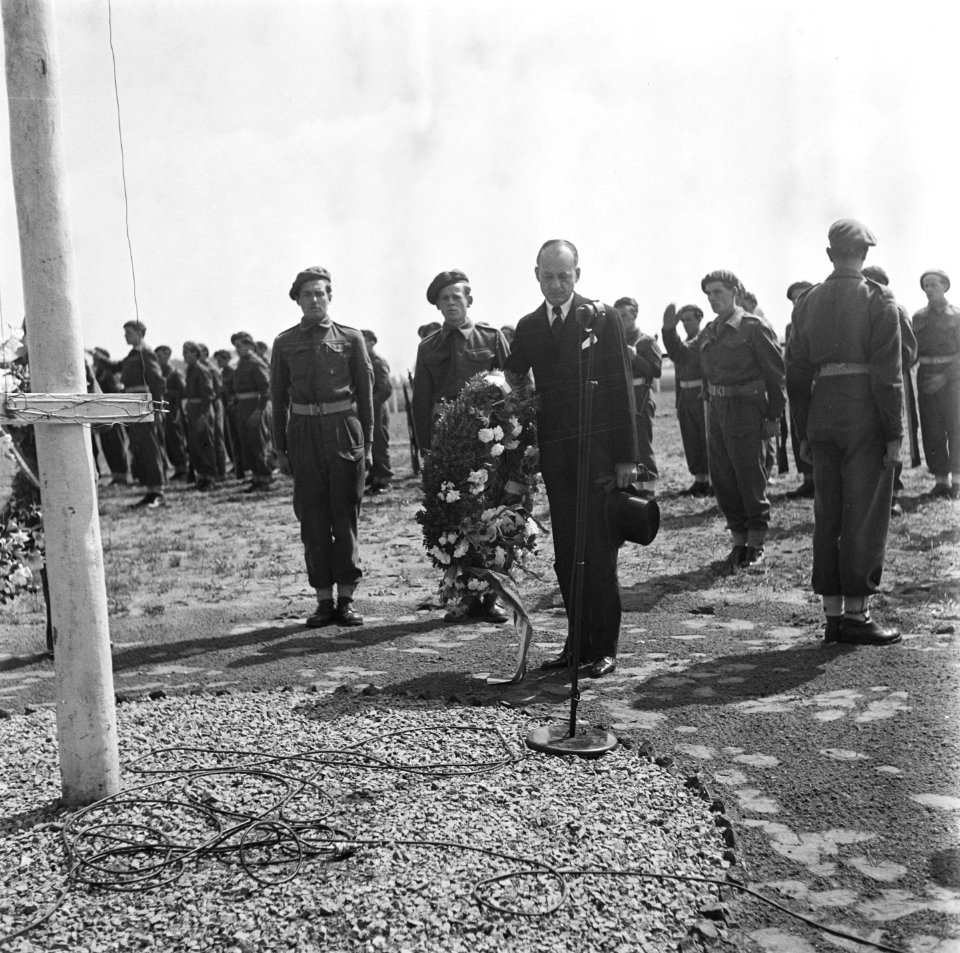Kranslegging op de Amerkaanse begraafplaats te Son (Noord-Brabant) op de Amerika, Bestanddeelnr 900-5126