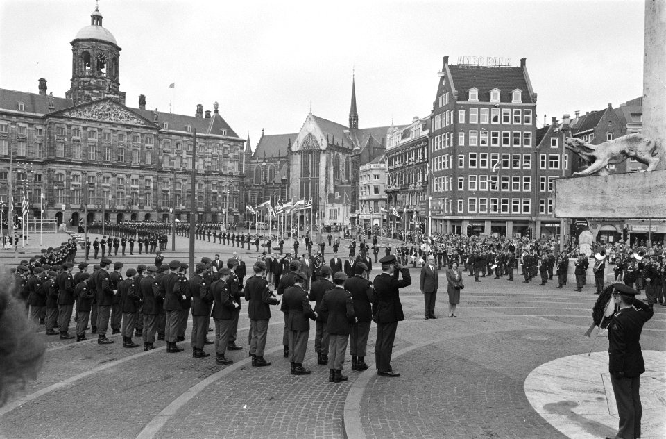Kranslegging bij het Nationaal Monument op de Dam, Bestanddeelnr 934-4392