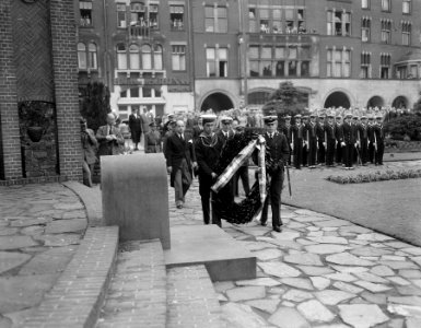 Kranslegging door de bemanning van de Amerigo Vespucci bij het Nationaal Monum, Bestanddeelnr 906-7095