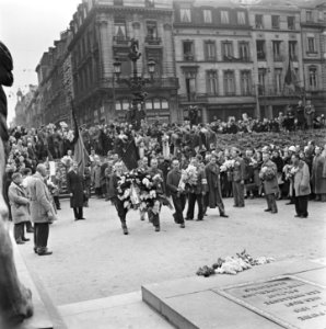 Kranslegging door bevrijde Franse politieke gevangenen op het graf van de Onbeke, Bestanddeelnr 900-2603