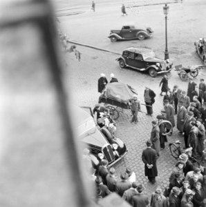 Kranslegging door bevrijde Franse politieke gevangenen op het graf van de Onbeke, Bestanddeelnr 900-2597