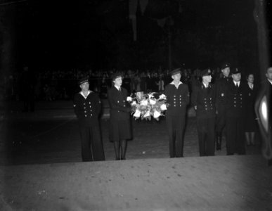 Kranslegging Dam door Mariniers Marvo, Bestanddeelnr 902-7300