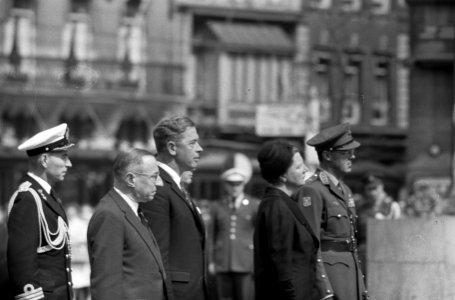 Kranslegging door het koninklijk paar bij het Nationaal Monument op de Dam, Bestanddeelnr 911-2145