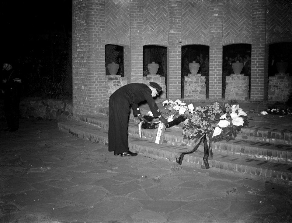 Kranslegging Dam door Mariniers Marvo, Bestanddeelnr 902-7299