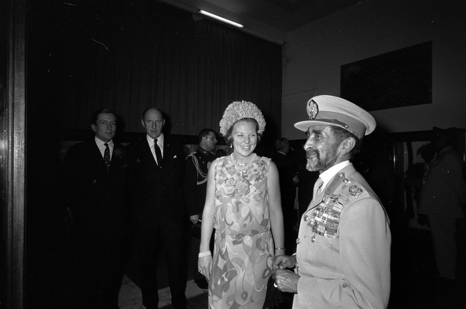 Kranslegging door koningin Juliana en Prins Bernhard bi j het Victory Monument P, Bestanddeelnr 922-0442