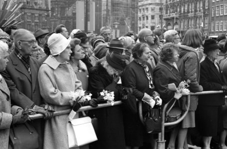 Kranslegging Dam door Koningin en Prins, nabestaanden ach de afzetting, Bestanddeelnr 913-8695
