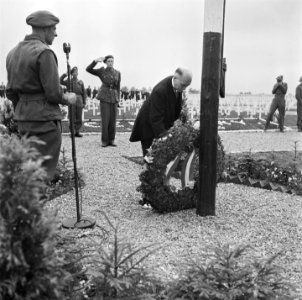 Kranslegging op het soldatenkerkhof Margraten (L) door minister president Wille, Bestanddeelnr 900-4865