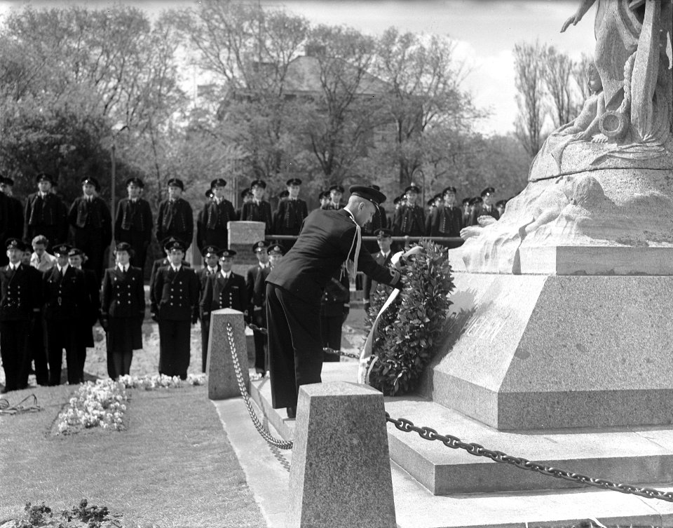 Kranslegging Marine te Den Helder door C.W.Th. baron van Boetzelaer, adjudant va, Bestanddeelnr 902-7281