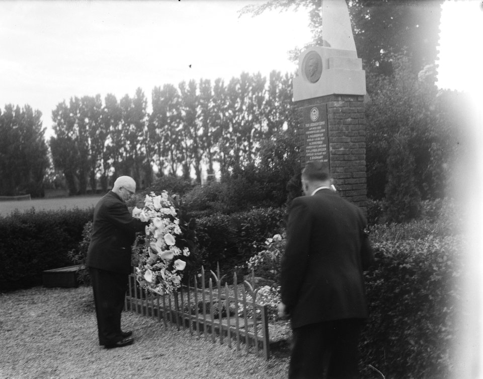 Kranslegging Blauw-Wit 50 jaar, Bestanddeelnr 905-1454