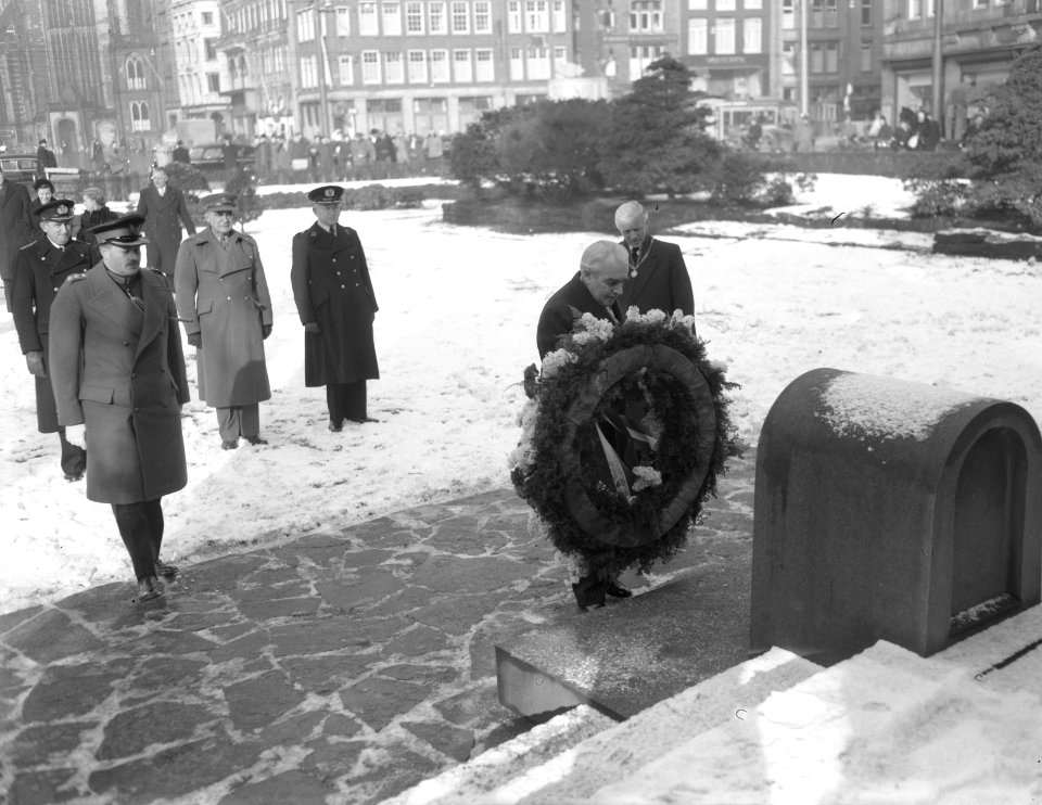 Kranslegging Dam door Canadese Ambassadeur Thomas A. Sto, Bestanddeelnr 906-9788