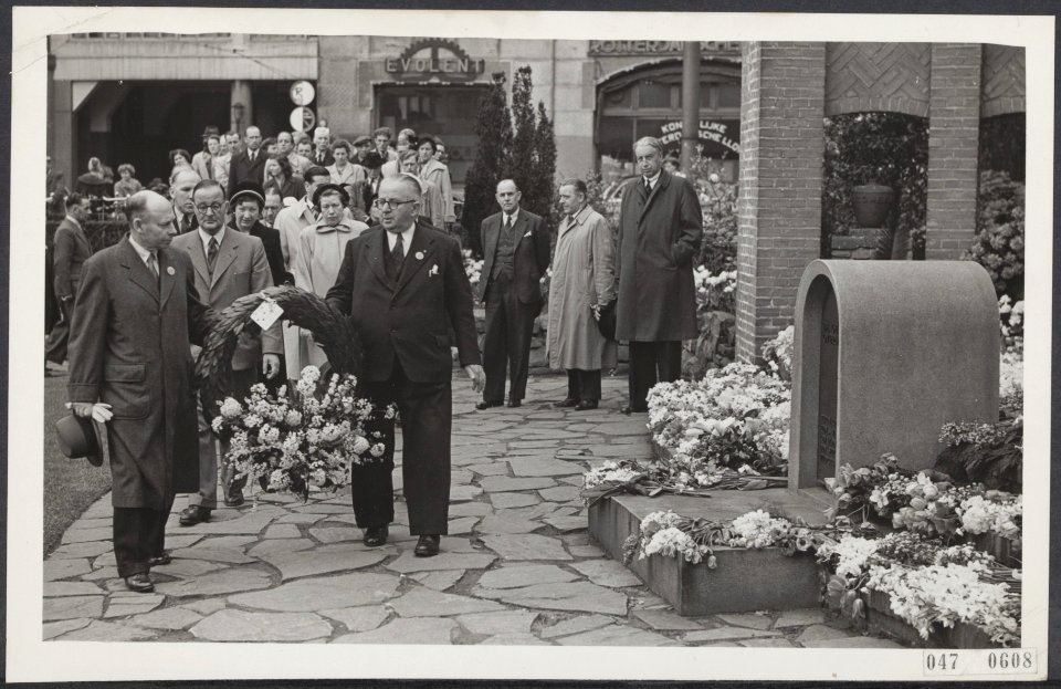 Kranslegging door de National Gardens Guild bij het Nationaal Monument op de Dam, Bestanddeelnr 047-0608