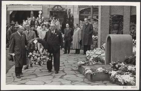 Kranslegging door de National Gardens Guild bij het Nationaal Monument op de Dam, Bestanddeelnr 047-0608