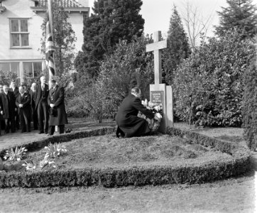 Kranslegging door Richard Pape (voormalig navigator Royal Air Force en schrijver, Bestanddeelnr 906-3448