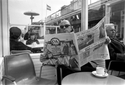 Krant lezende man op terras, Bestanddeelnr 926-3744