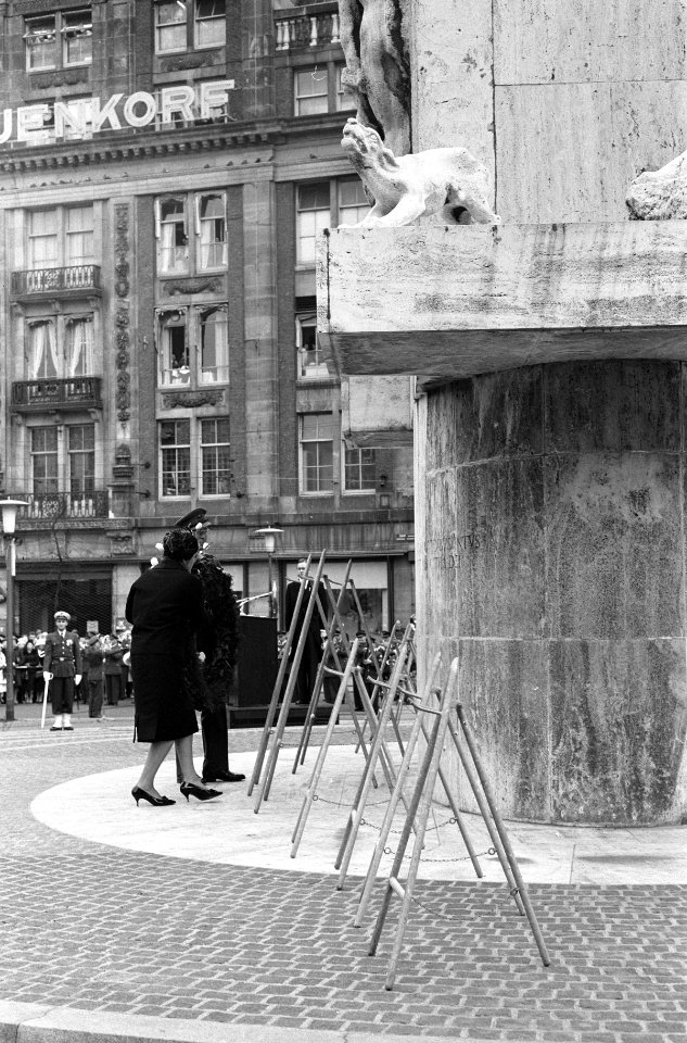Kranslegging Dam door Koningin en Prins, nabestaanden achter de afzetting, Bestanddeelnr 913-8702