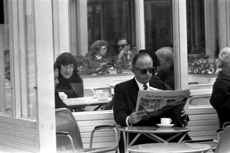 Krant lezende man op terras, Bestanddeelnr 926-3743