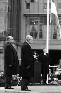 Kranslegging Dam door Koningin en Prins, nabestaanden ach de afzetting, Bestanddeelnr 913-8699
