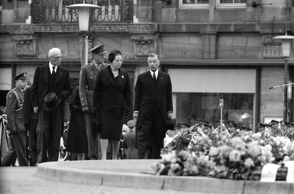 Kranslegging Dam door Koningin en Prins, nabestaanden ach de afzetting, Bestanddeelnr 913-8697