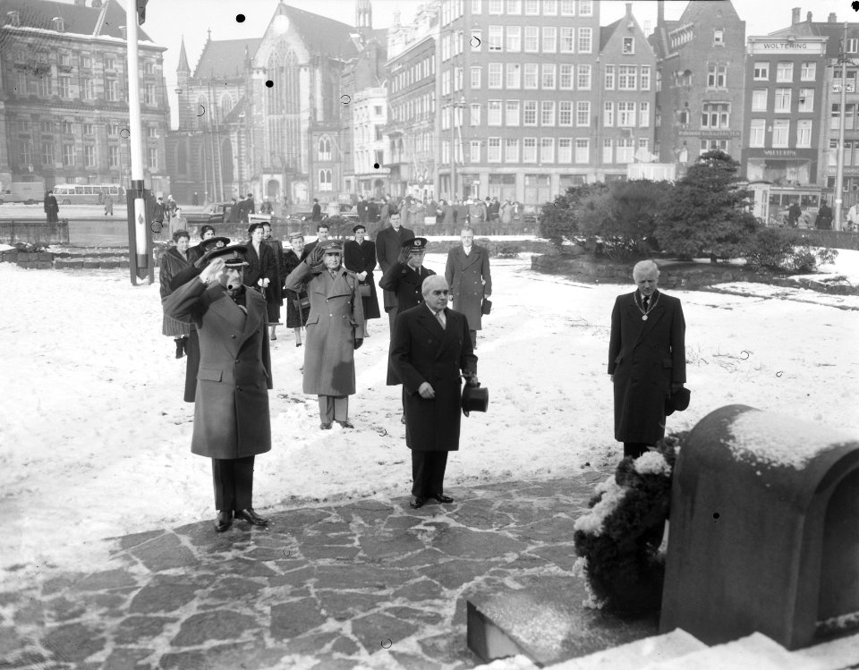Kranslegging Dam door Canadese Ambassadeur Thomas A. Sto, Bestanddeelnr 906-9787