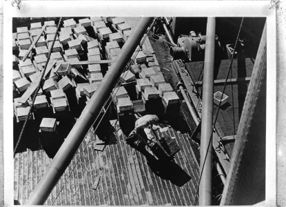 Kratten op een dek van een schip, Bestanddeelnr 935-3314