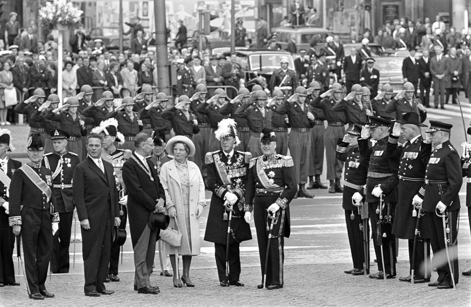 Kranslegging president Marijnen, burgemeester Van Hall, koningin Juliana, prins, Bestanddeelnr 916-8564