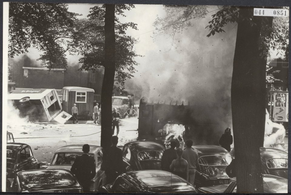 Kranten, kantoren, vrachtautos, vernielingen, Bestanddeelnr 044-0851