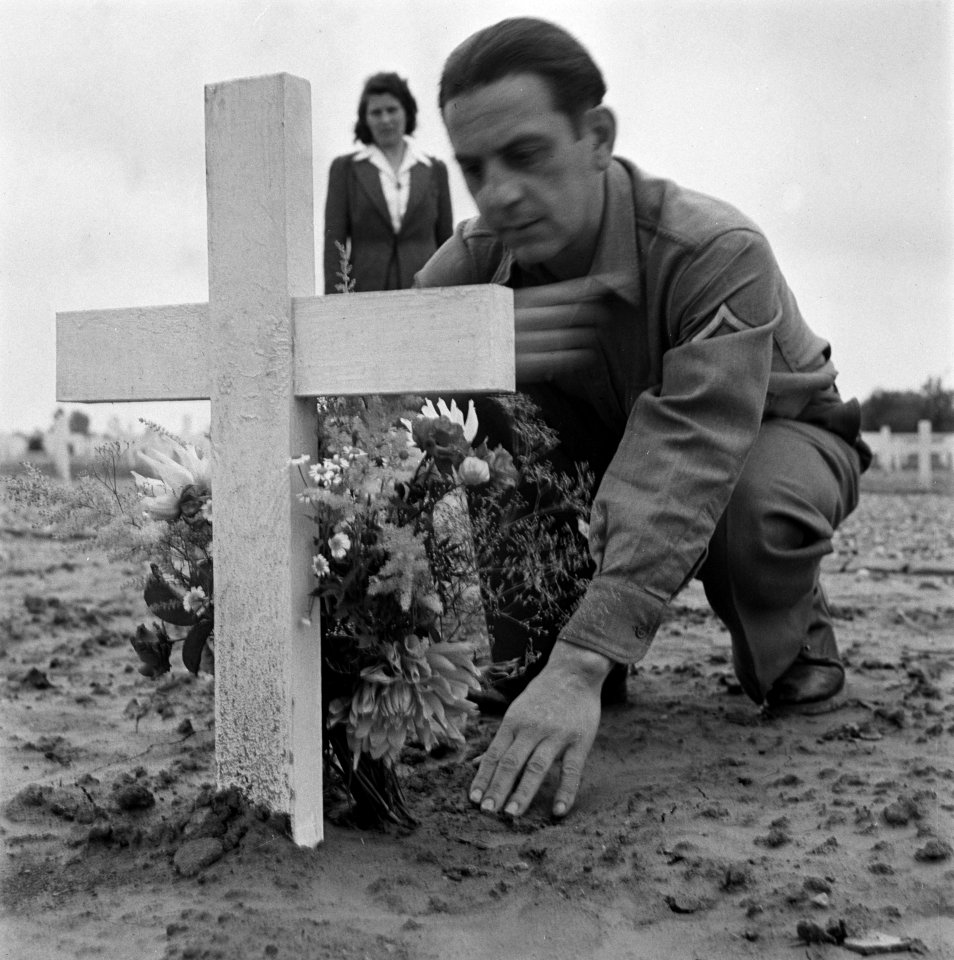 Kranslegging op het soldatenkerkhof Margraten (L.) . Een soldaat plaatst bloemen, Bestanddeelnr 900-4873