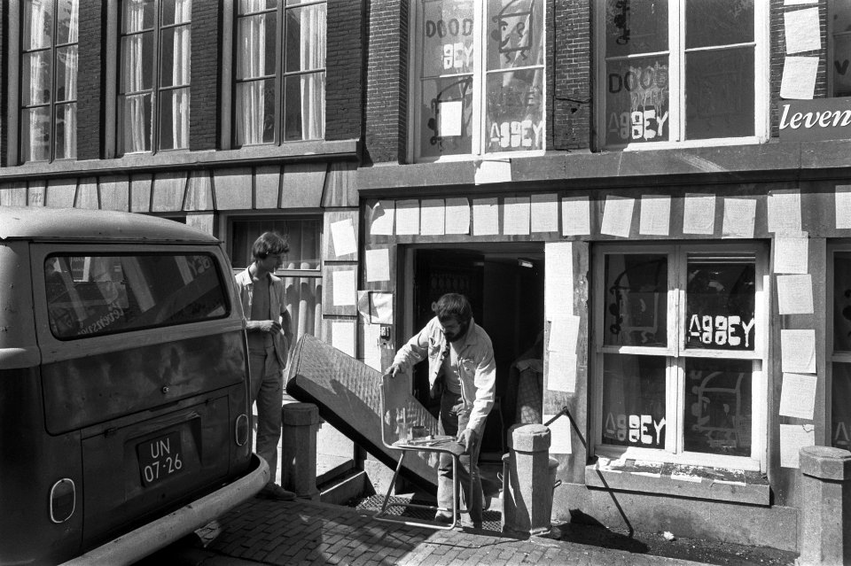 Krakers van pand van Abbey Leven brengen bezittingen weg Amsterdam, Bestanddeelnr 923-7511