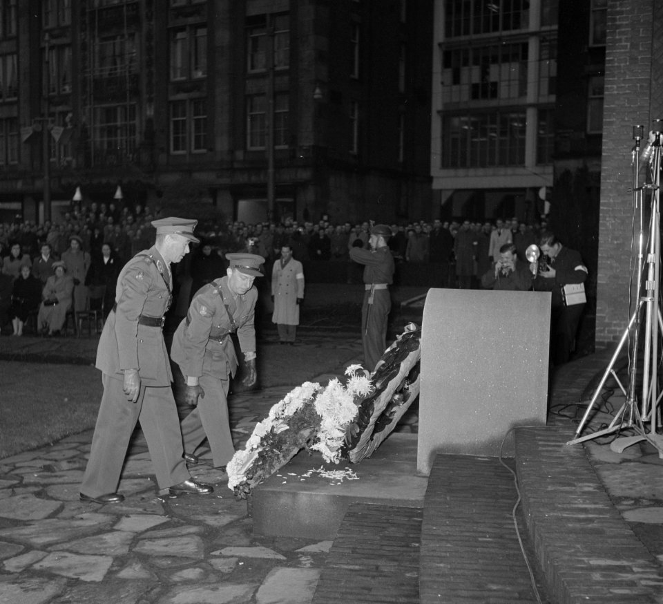 Kranslegging Veteranen Legioen Nederland op de Dam, Bestanddeelnr 905-4683