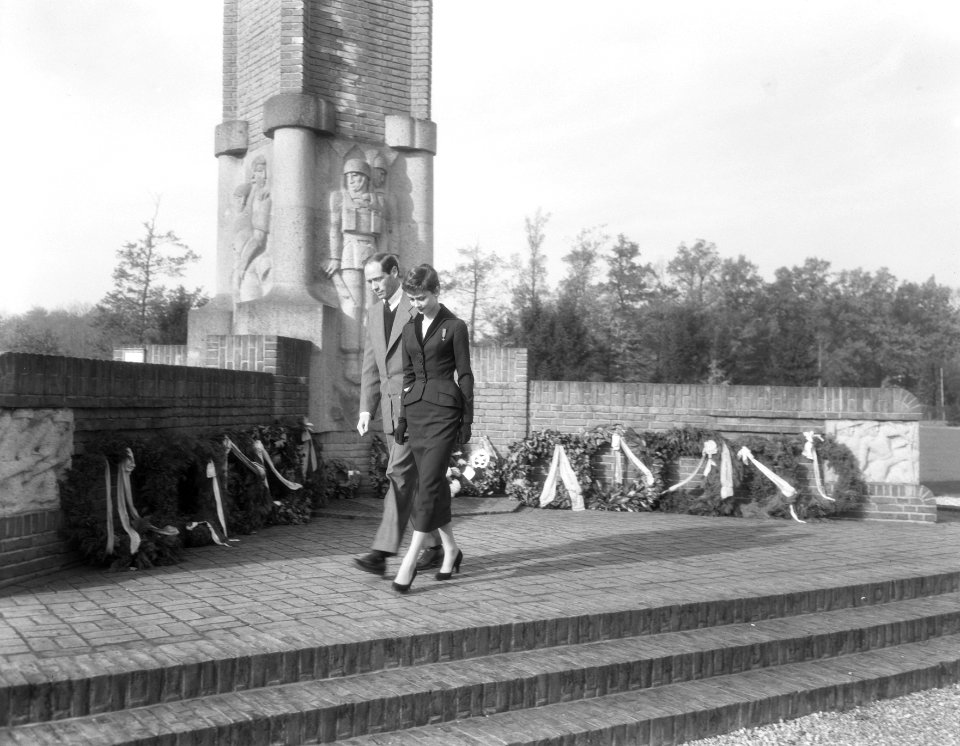 Kranslegging van Audrey Hepburn en Mel Ferrer bij het Airborne Herdenkings monum, Bestanddeelnr 906-8287