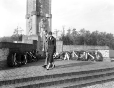 Kranslegging van Audrey Hepburn en Mel Ferrer bij het Airborne Herdenkings monum, Bestanddeelnr 906-8287