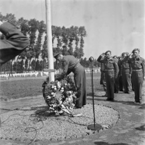 Kranslegging op de Amerkaanse begraafplaats te Son (Noord-Brabant) op de Amerika, Bestanddeelnr 900-5127