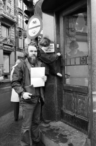 Krakers mogen AMRO-pand betrekken A'dam hoek Keizersgracht-Leidsestraat Andre S, Bestanddeelnr 924-1353