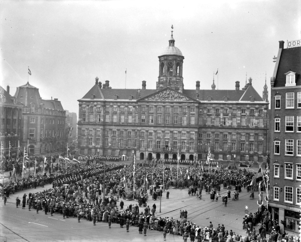 Kranslegging bij het Nationaal Monument op De Dam, Bestanddeelnr 909-4299