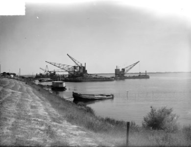 Kranen voor Zuid-Oostpolder bij de oever, Bestanddeelnr 904-0135