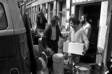 Krakers van pand van Abbey Leven brengen bezittingen weg Amsterdam, Bestanddeelnr 923-7510