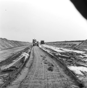 Kreekafsluitingen, aanpassingswerken, cementspreiders, waterwagens, biesbosch, Bestanddeelnr 168-0727