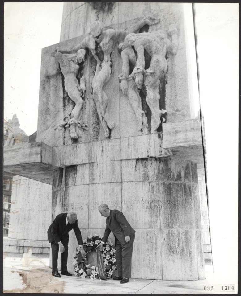 Kranslegging bij het monument op de Dam, Bestanddeelnr 092-1304