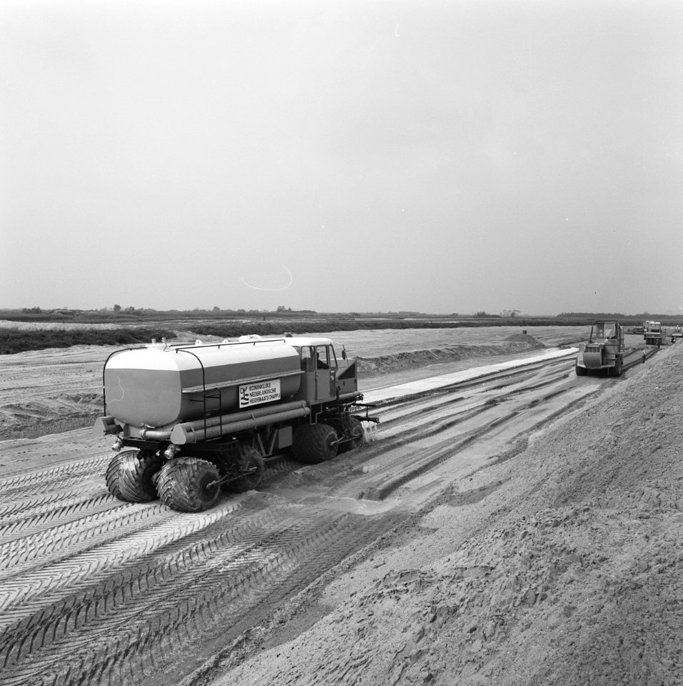 Kreekafsluitingen, aanpassingswerken, cementspreiders, waterwagens, biesbosch, Bestanddeelnr 168-0723