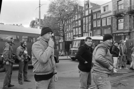 Krakers van Nieuw Engeland op hoek Koningsplein in Amsterdam geven zich over aan, Bestanddeelnr 933-8024