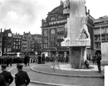 Kranslegging bij het Nationaal Monument op de Dam, Bestanddeelnr 917-7293 photo