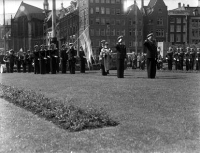 Kranslegging bij het Nationaal Monument op de Dam, Bestanddeelnr 902-7760
