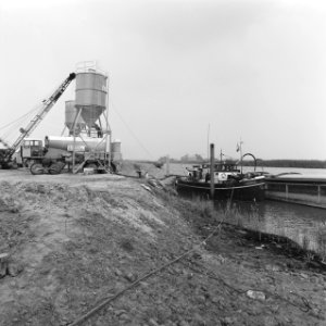 Kreekafsluitingen, aanpassingswerken, transport, zandcementstortsteen, pompschep, Bestanddeelnr 168-0720
