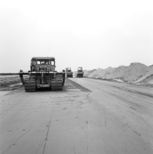 Kreekafsluitingen, aanpassingswerken, bulldozers, egaliseren, verdichten, biesbo, Bestanddeelnr 168-0732