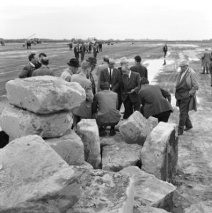 Kreekafsluiting Biesbosch. Zandcementstorting. Groep mannen krijgt uitleg van de, Bestanddeelnr 168-0843