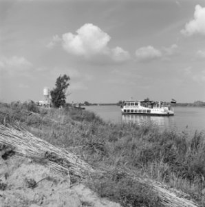 Kreekafsluiting Biesbosch. Rondvaardboot van rederij Van Straten brengt de toesc, Bestanddeelnr 168-0846