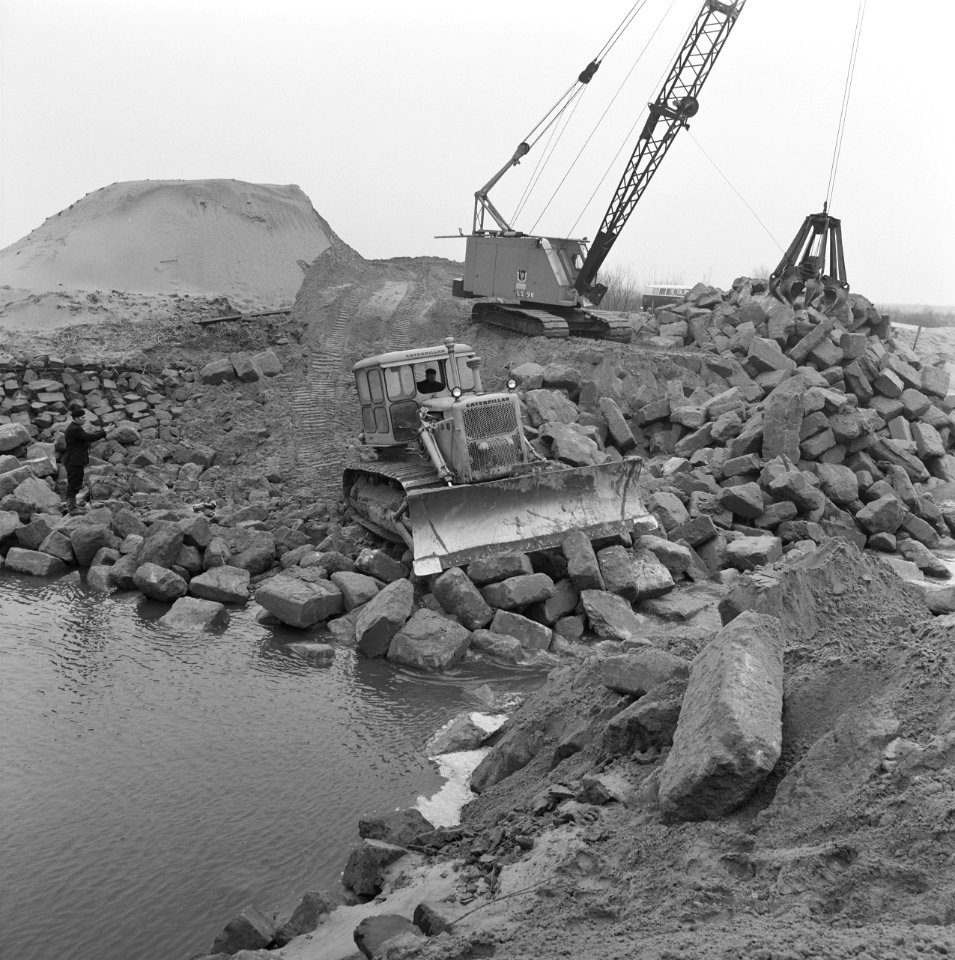 Kreekafsluitingen, bulldozers, kranen, bevert n5, Bestanddeelnr 168-0814
